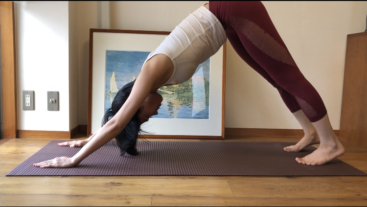 ②お尻を後ろに持ち上げる。