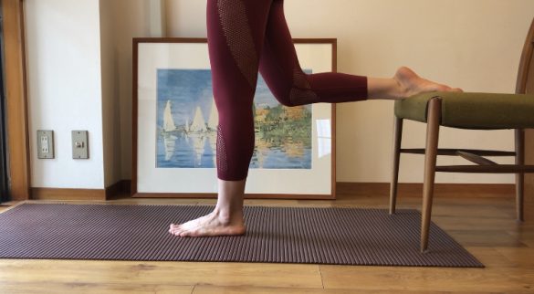 ②椅子に片足のつま先をのせる。手は胸の前でクロスさせるか、腰におく。