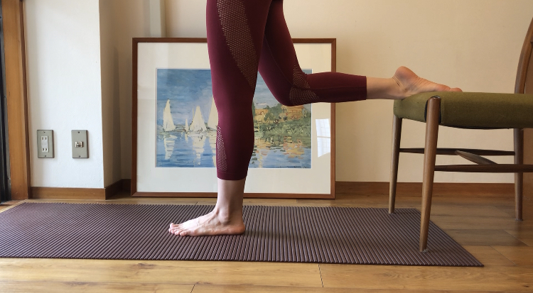 ②椅子に片足のつま先をのせる。手は胸の前でクロスさせるか、腰におく。