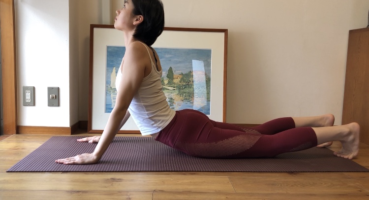 ②手で床を押しながら上体を起こす。