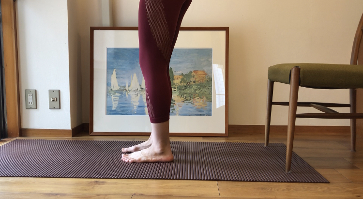 ①椅子を用意し、椅子から一歩踏み出した位置に立つ。