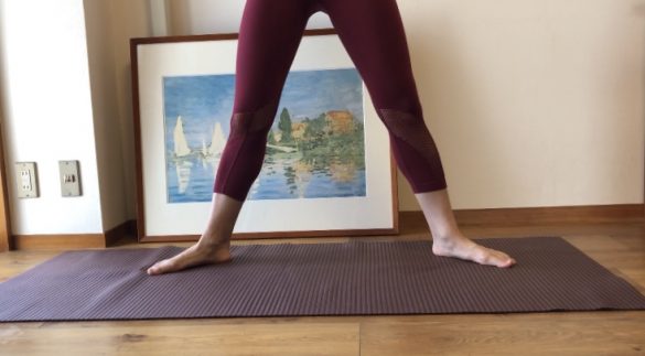 ①腰幅より広めに足を広げて立つ。つま先は外側に45度。