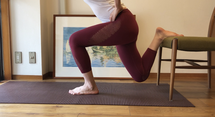 ②椅子に片足のつま先をのせる。手は胸の前でクロスさせるか、腰におく。