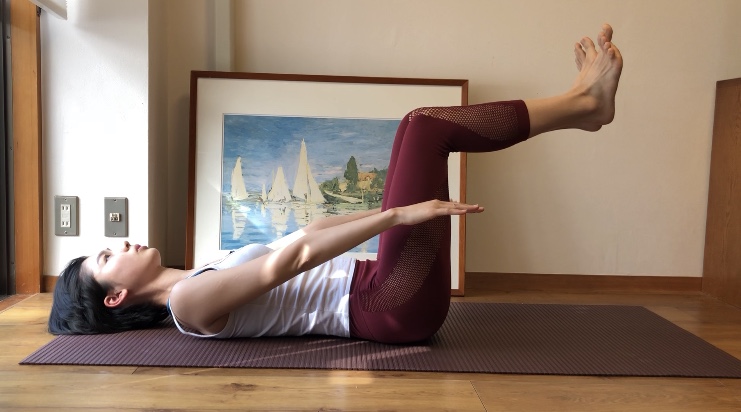 ①仰向けになり、膝を90度に曲げる。手は斜め上にあげる。