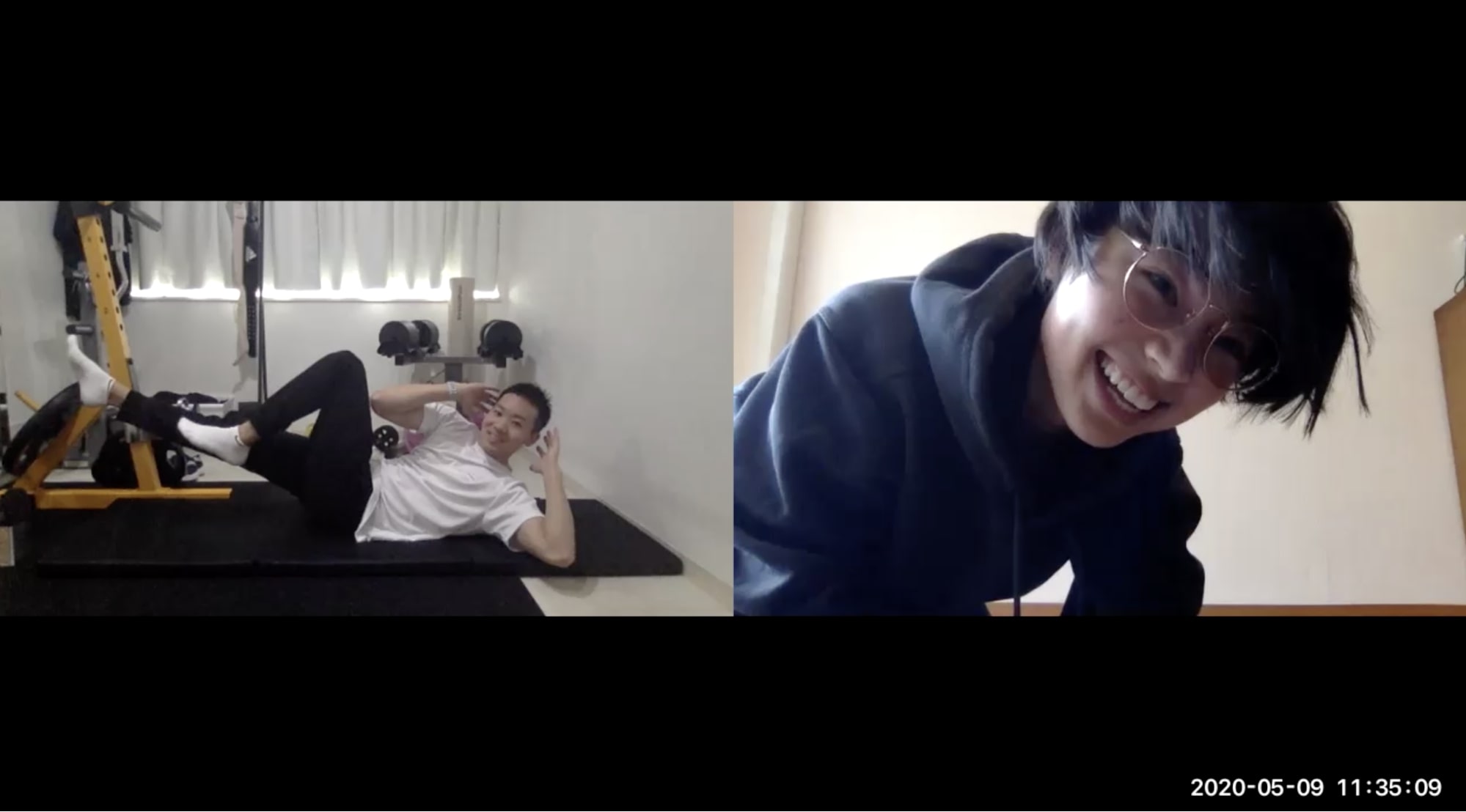 パーソナルジムELEMENTの井上弘保トレーナー（左）と、オンライン指導を受ける著者