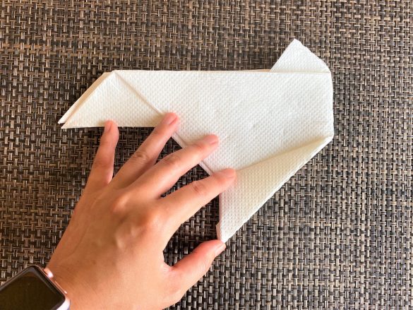 (12-2)右下の角を折り広げたら、鶴を折るときのように開きます。