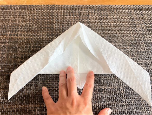 (13-2)左下の角を折り、中央から開く