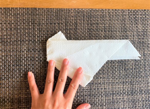 (14)左端を右端に重ねて半分に折りましょう