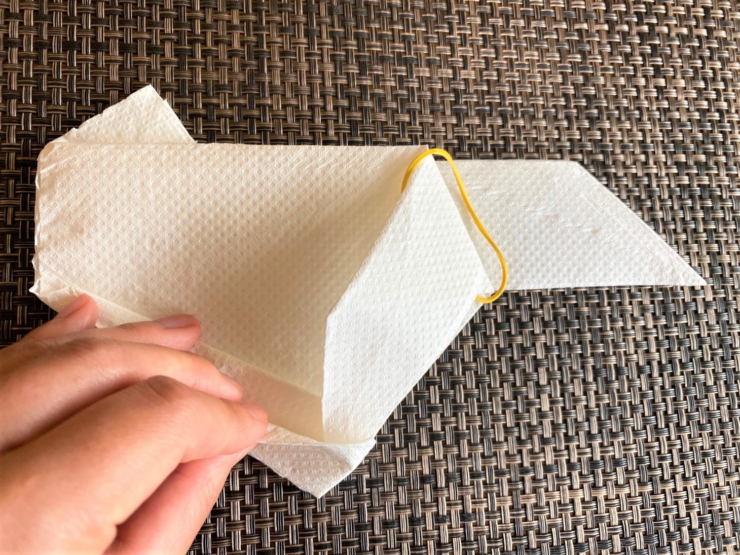 (14-2)右端のペラペラな部分に輪ゴムを通す