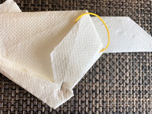 (14-3)斜め下の袋状になっているところに向けて折り先端を差し込んでホチキスでとめます