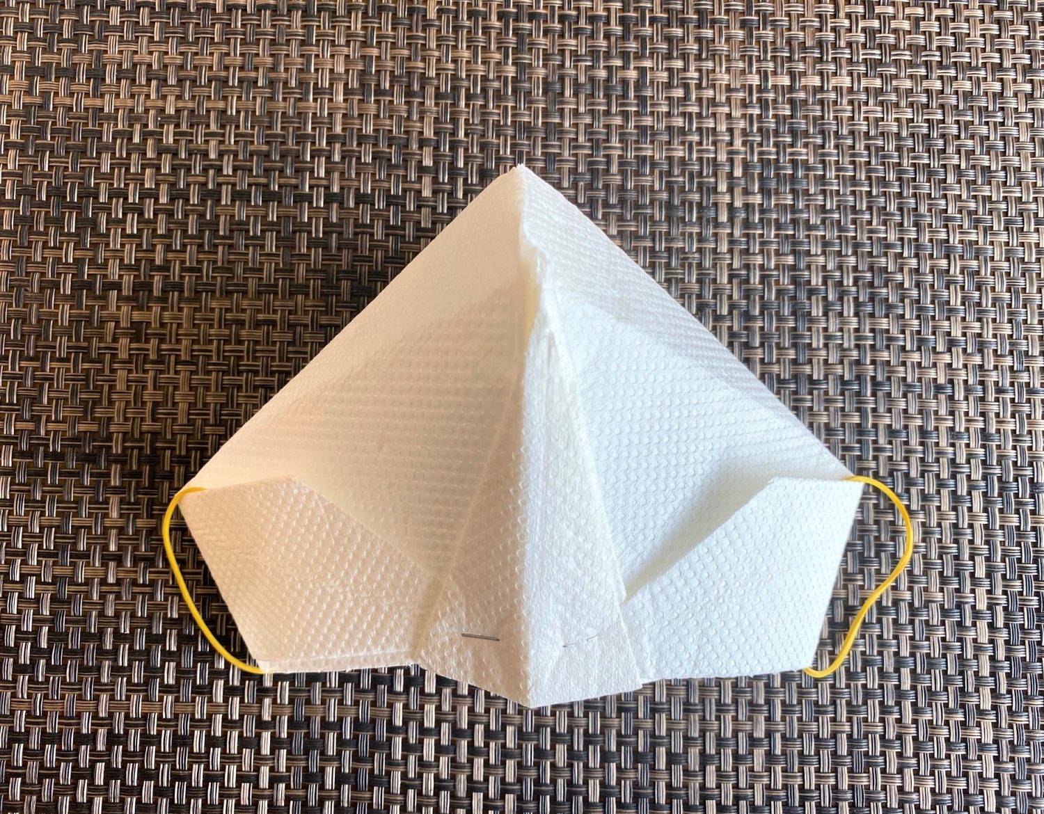 (15)裏側も同様に輪ゴムを通してから折り、ホチキスでとめたら完成！　