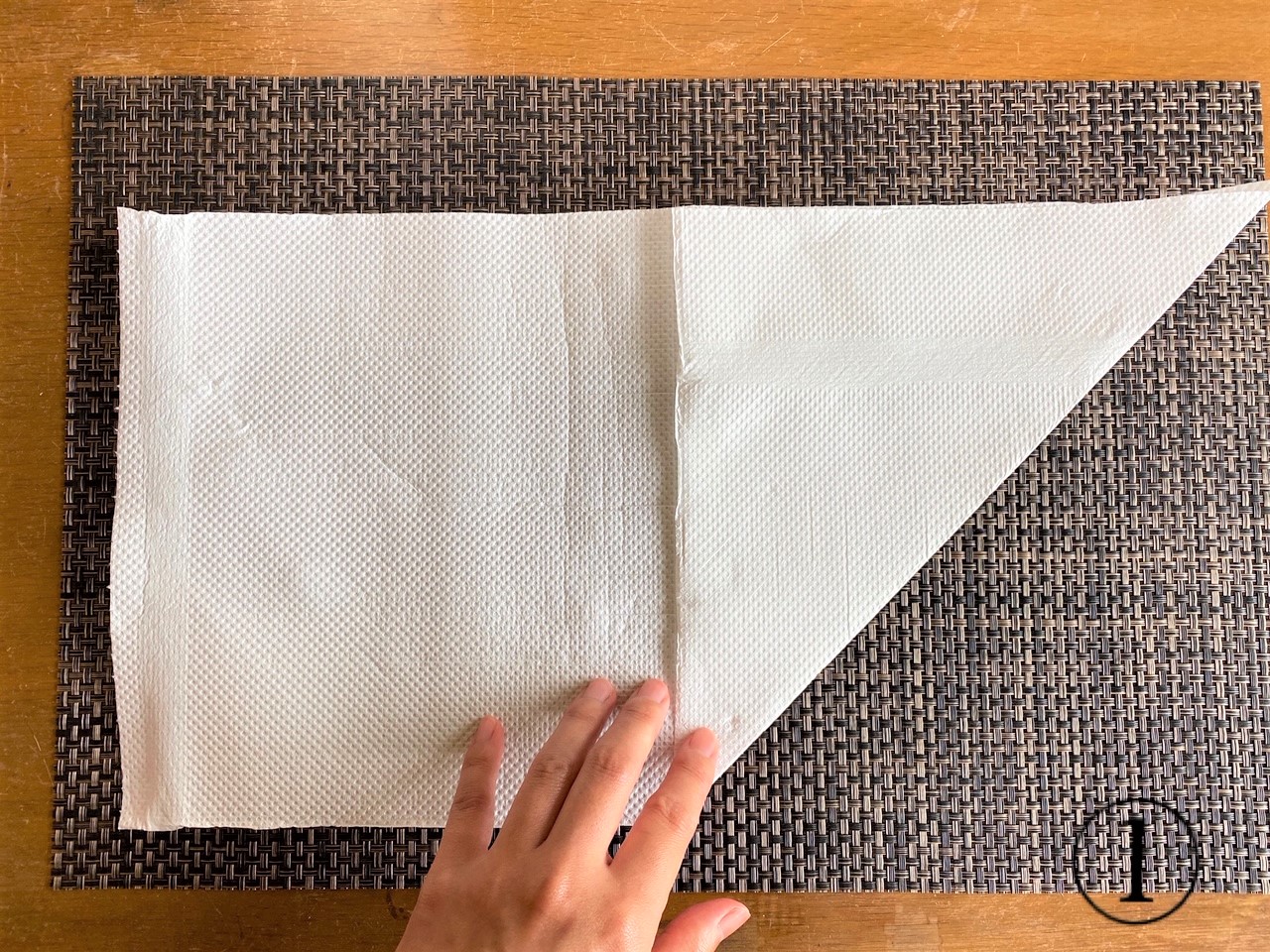 (1)キッチンペーパーを横長に置き、右下の角を中央に向けて折る