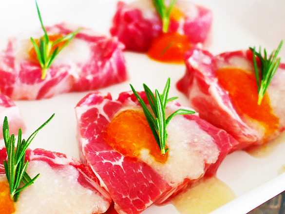 豚肩ロースを厚めに切り、塩麹、マーマレード、ローズマリー（自宅で栽培）を合わせて漬け込むと絶品。