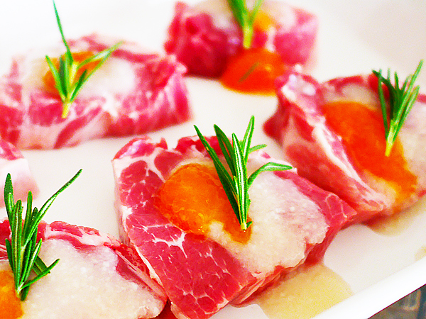 豚肩ロースを厚めに切り、塩麹、マーマレード、ローズマリー（自宅で栽培）を合わせて漬け込むと絶品。