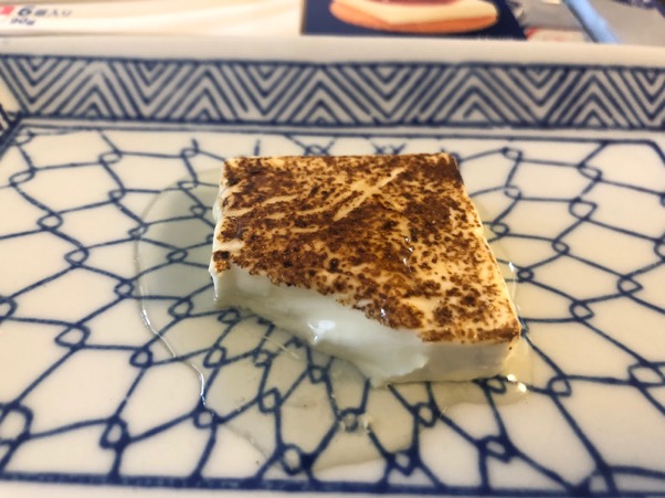 炙りクリームチーズにはちみつをかければスイーツにも