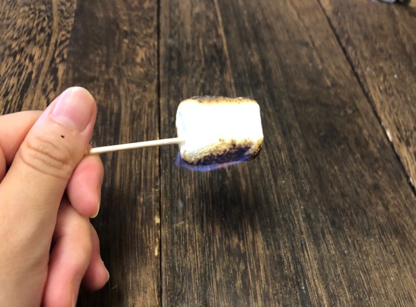 爪楊枝を刺して炙ると「焼きマシュマロ」になる