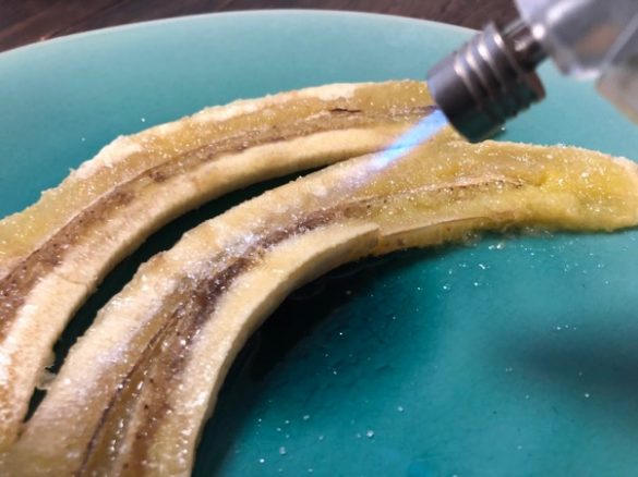 バナナにグラニュー糖をかけてキャラメリゼに