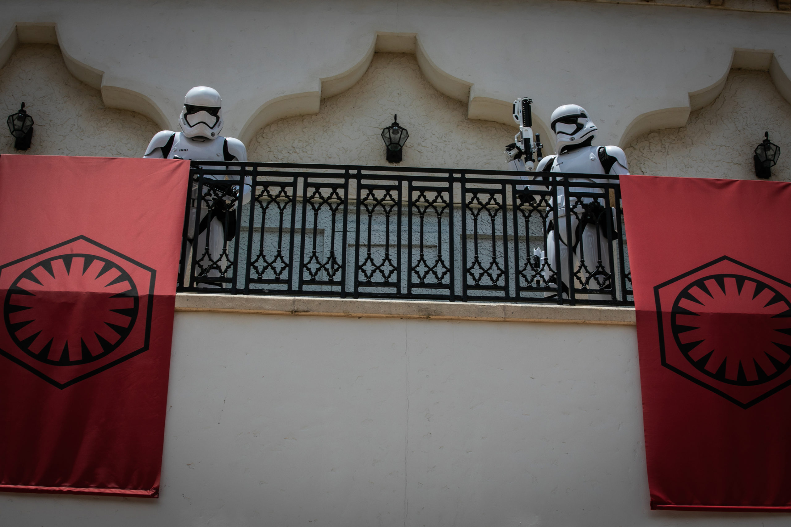 道行くゲストに呼びかけを行うストームトルーパー