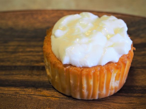 バスクチーズケーキにヨーグルトを乗せる