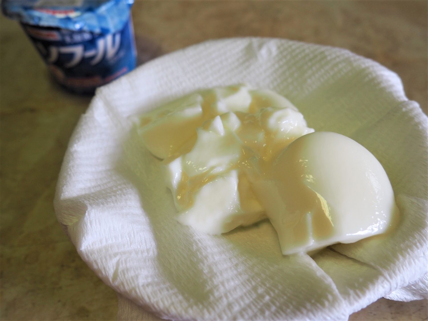 ヨーグルトは水切りをしておく ※水切り前