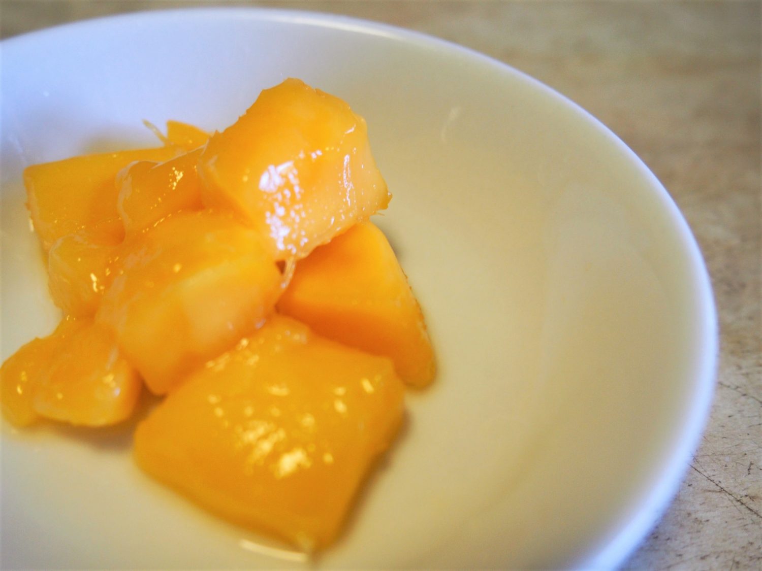 バスクチーズケーキの上に乗せやすいサイズにカット