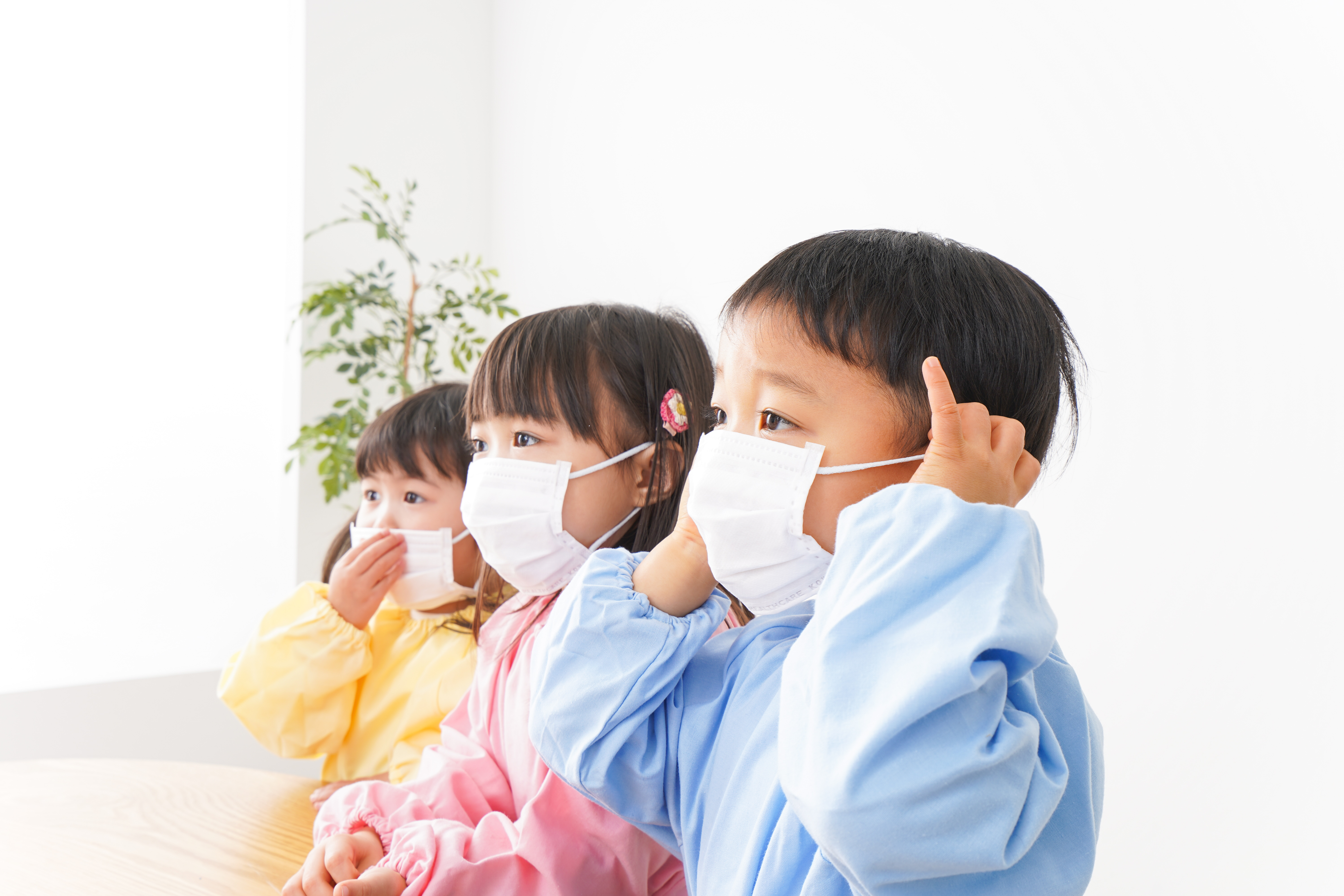 マスクをつけた子どもたち