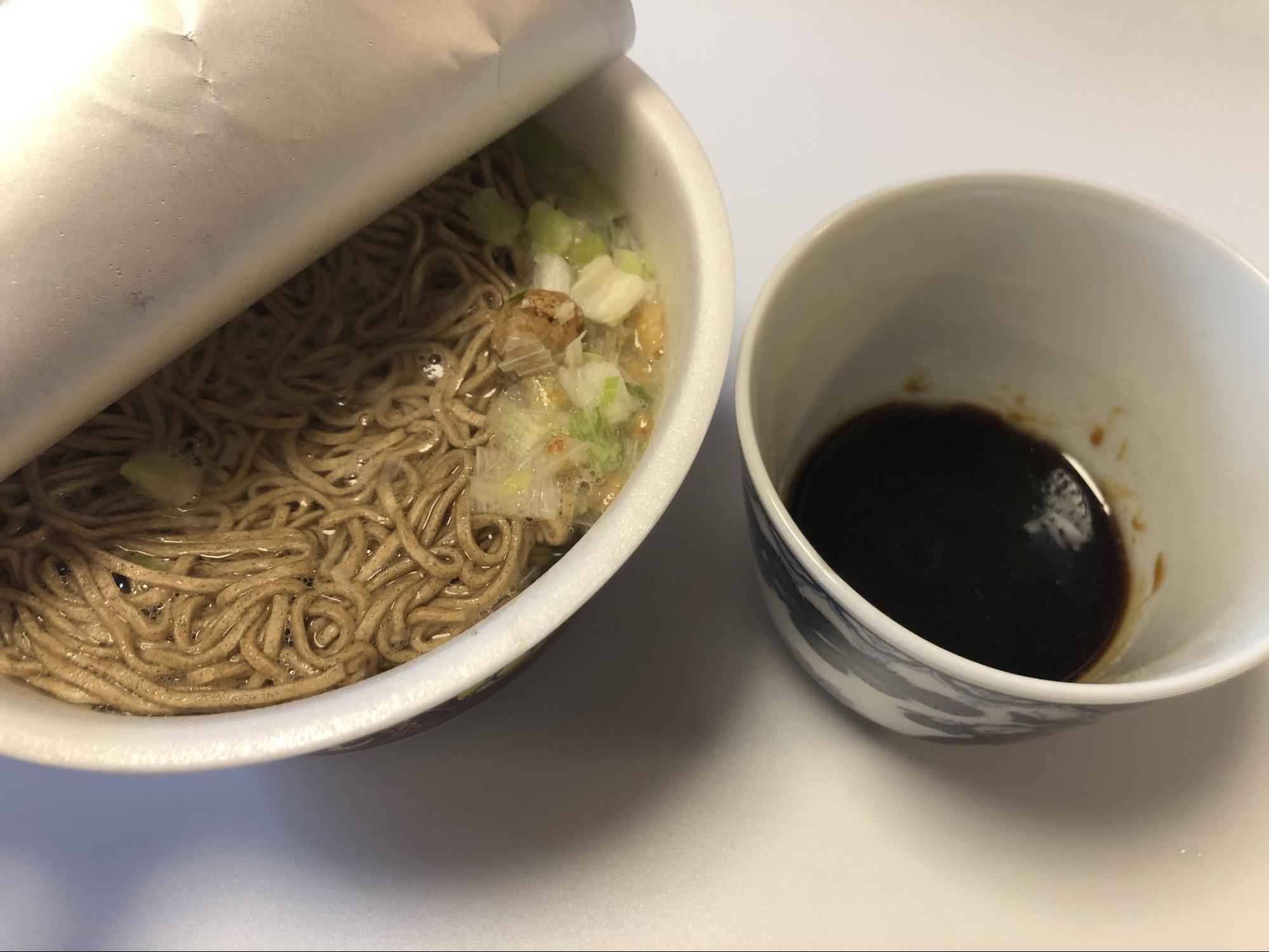 つゆは容器に移し、かやくとお湯を入れて、3分待ちます