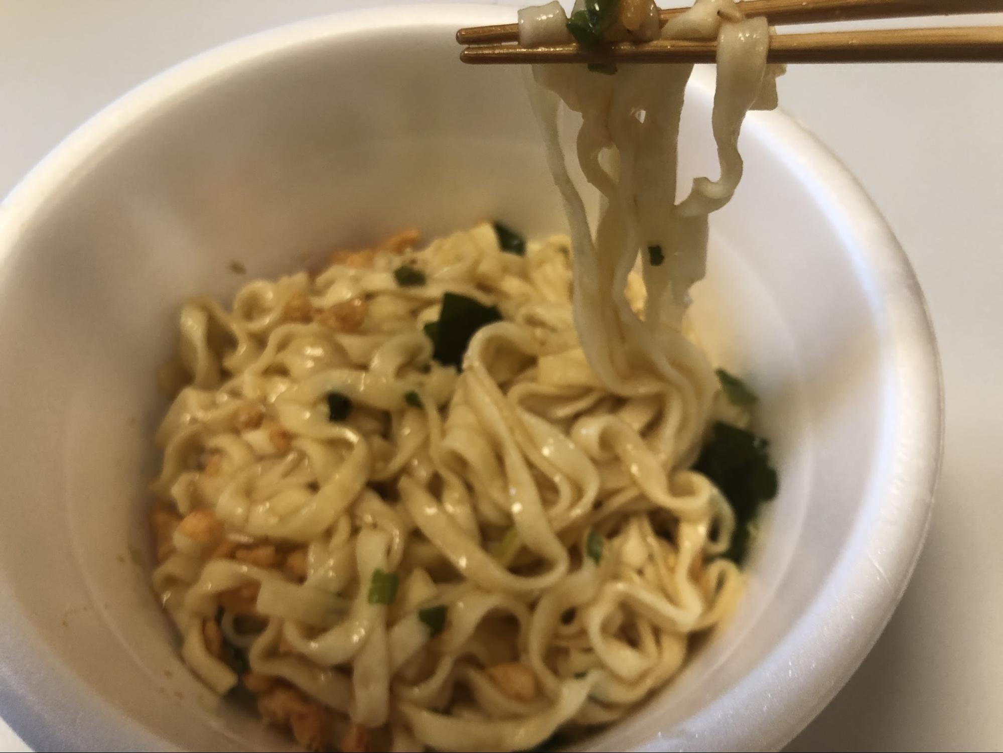 麺はツルツル。スープはかつおだしベース