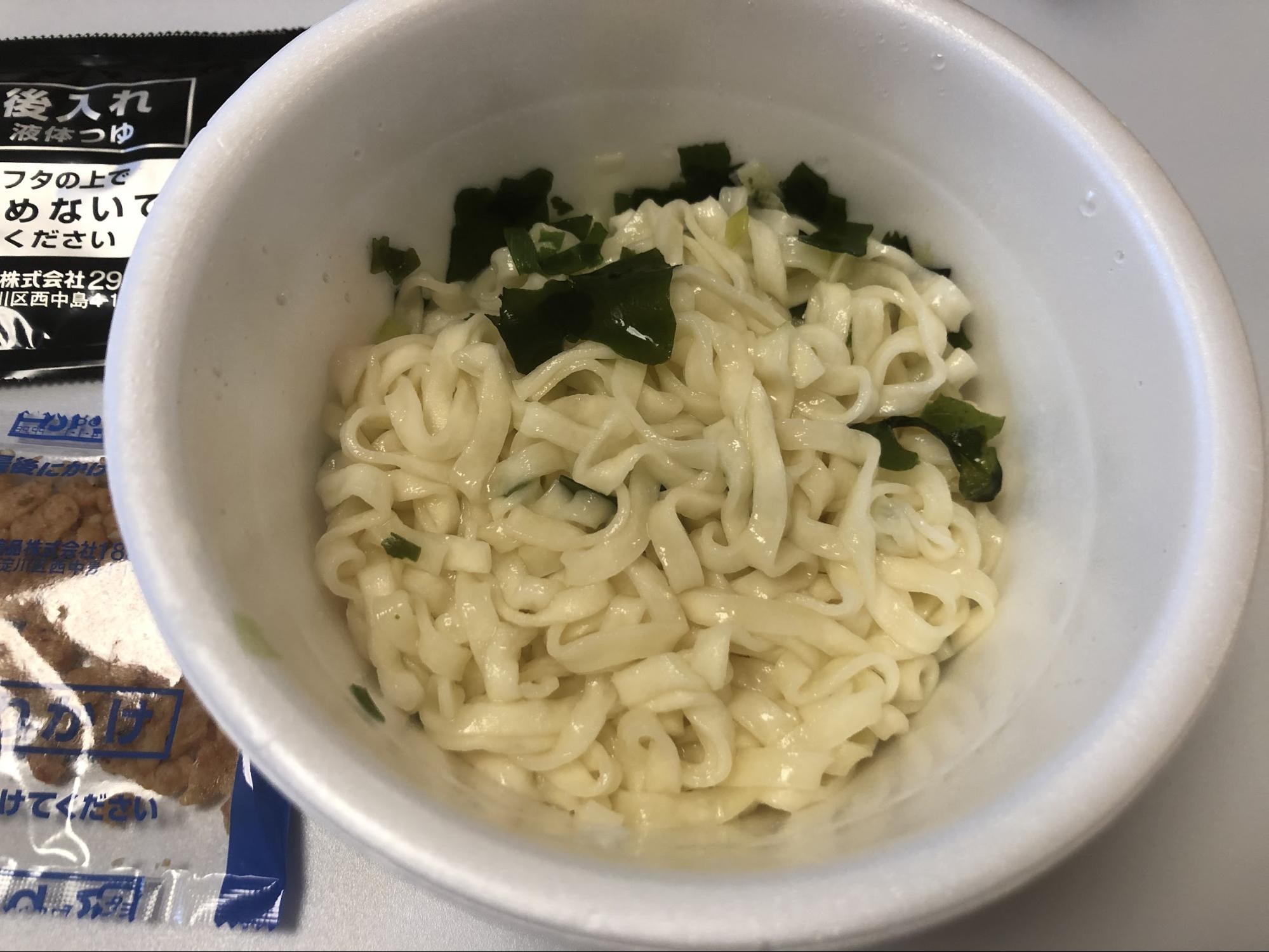 ④冷水を内側の線まで注ぎ、水を湯切り口から捨てる。これを3回繰り返す