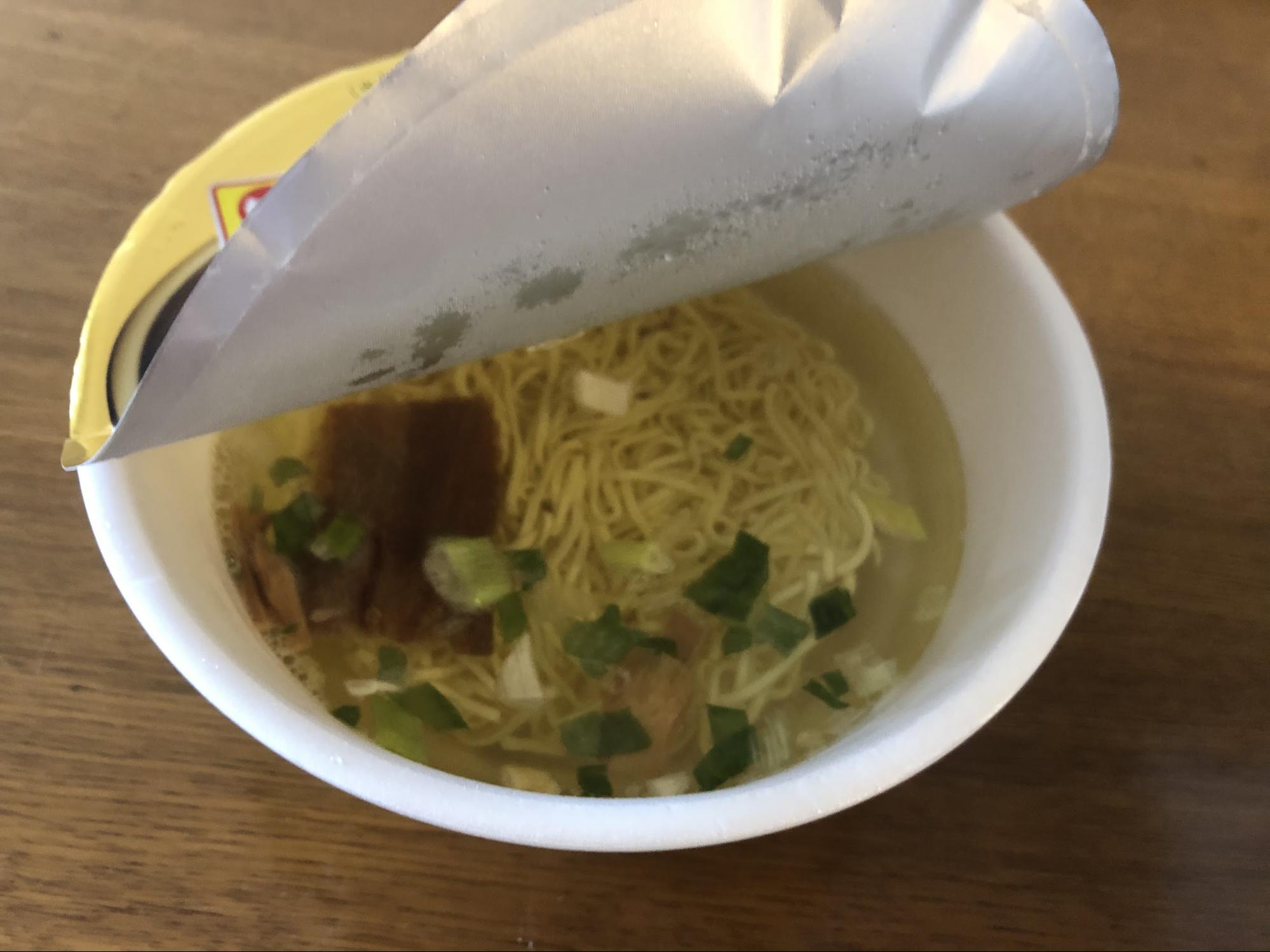 お湯とかやくを入れて、5分待つ