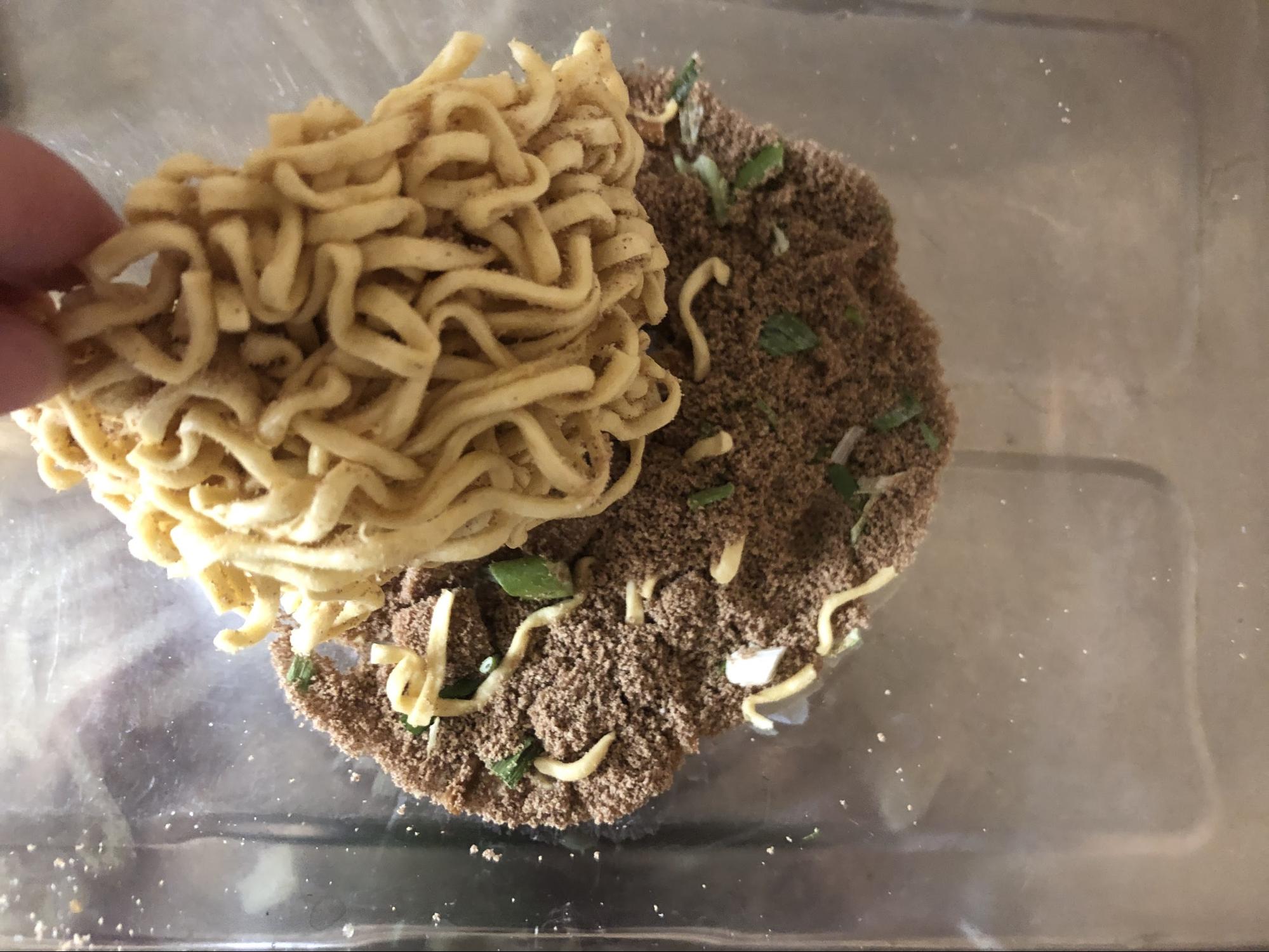 スープ粉末と麺を分けます