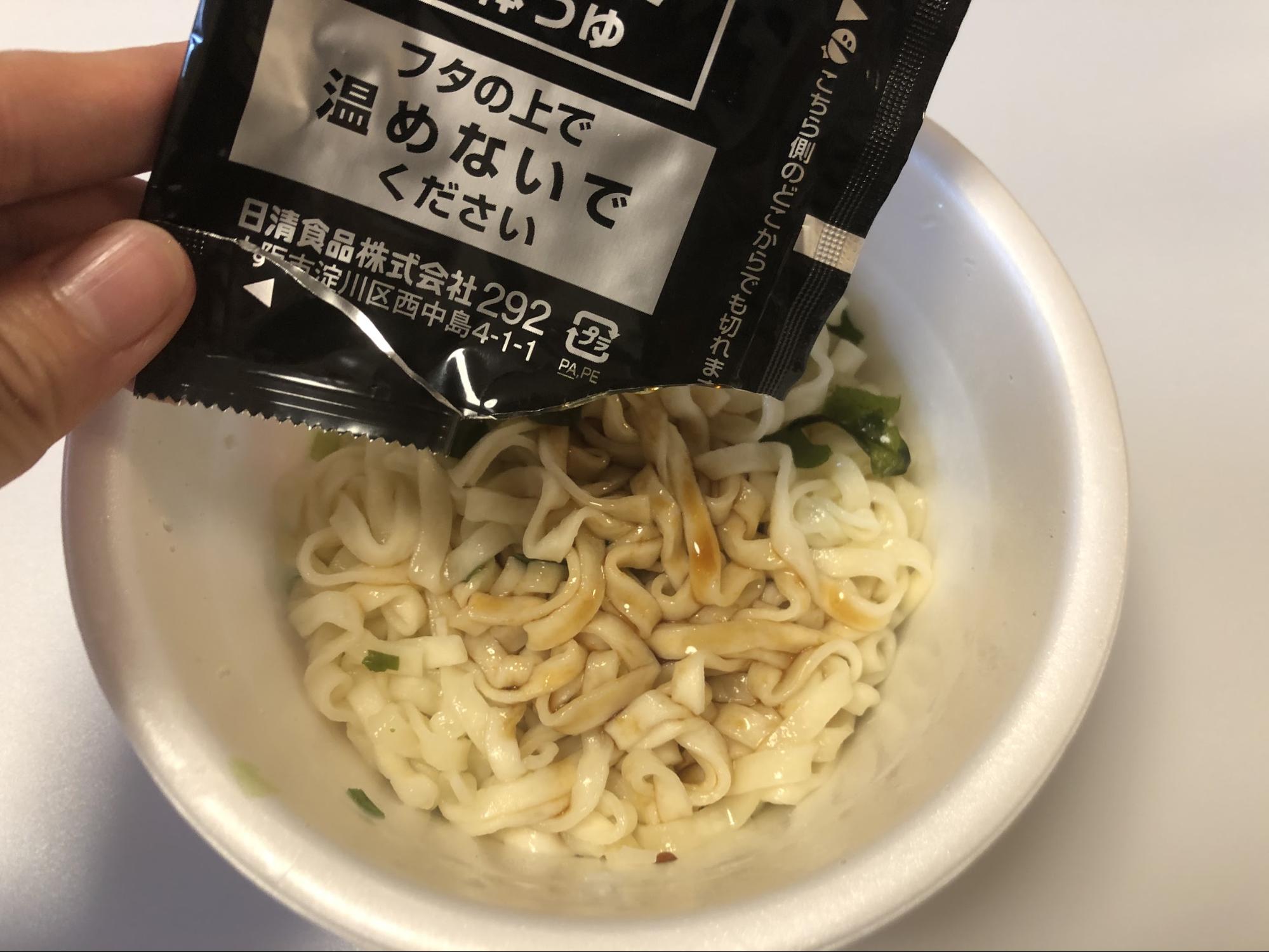 ⑤液体つゆをかけて、よく混ぜ合わせる