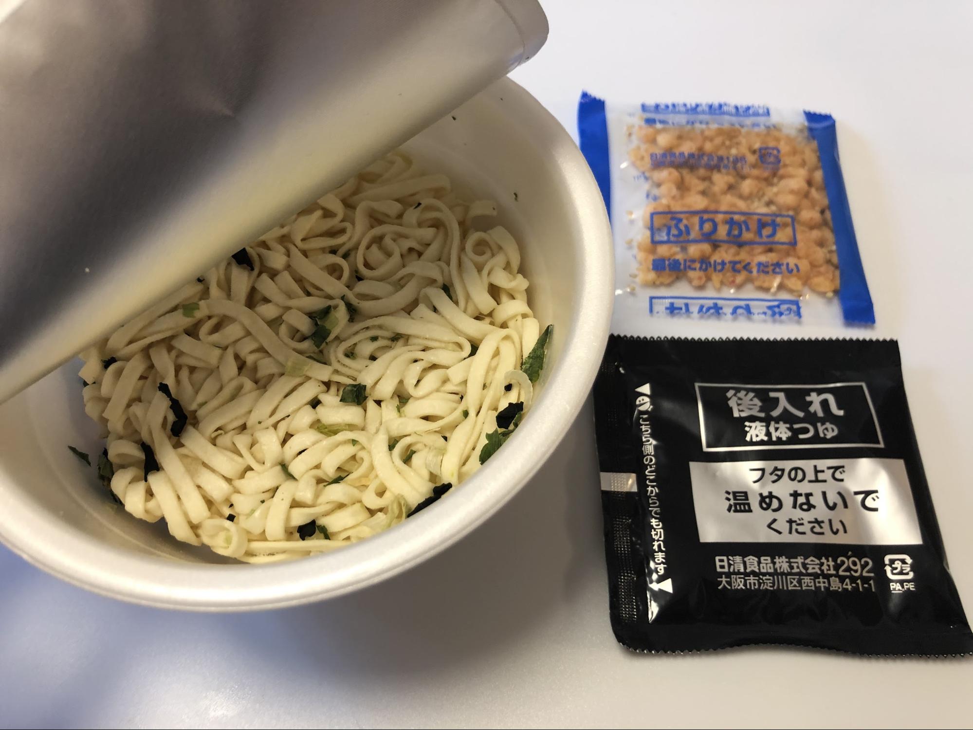 ①フタをはがし、液体つゆ・ふりかけ袋を取り出す