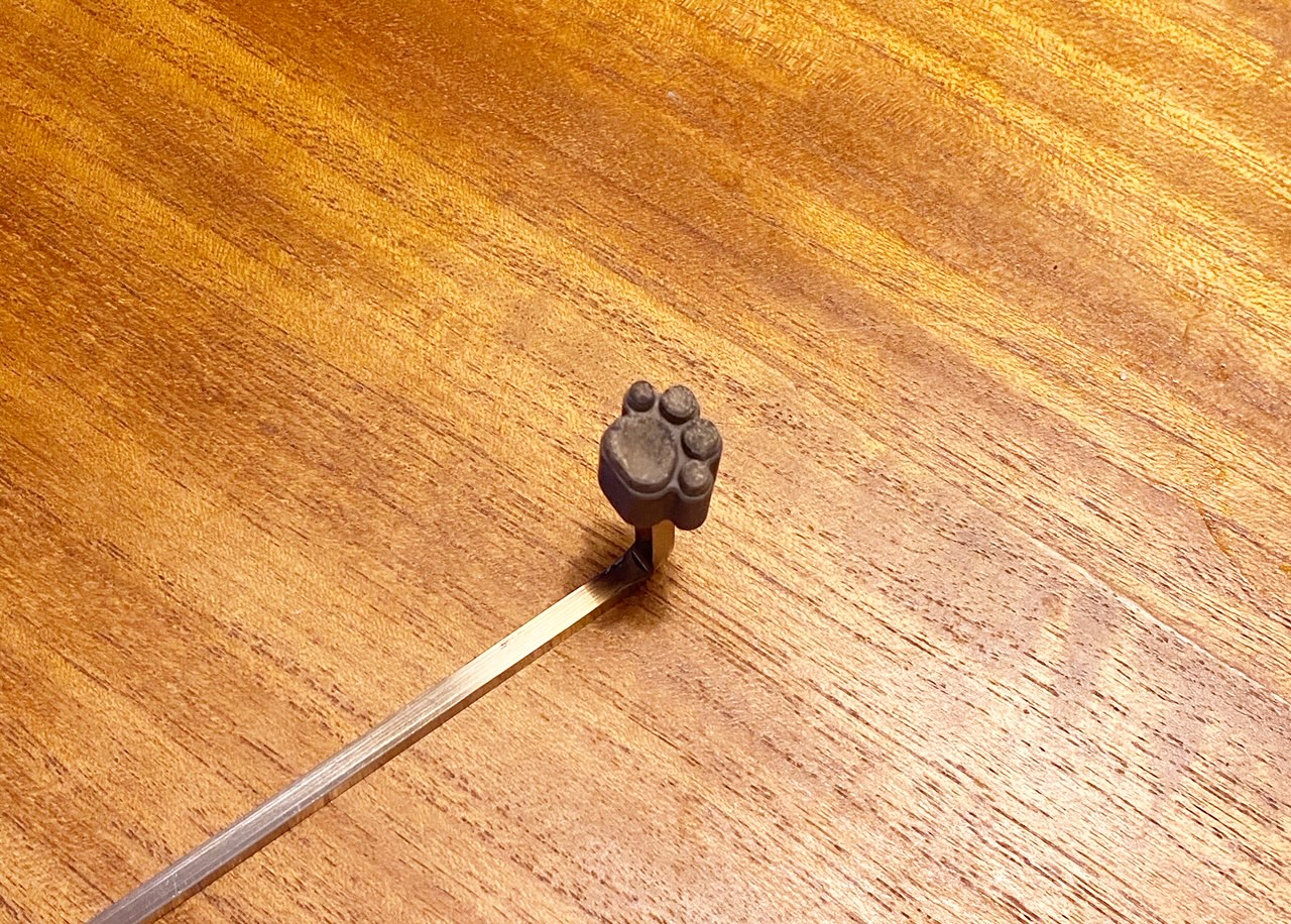 肉球の焼き印にメロメロ…