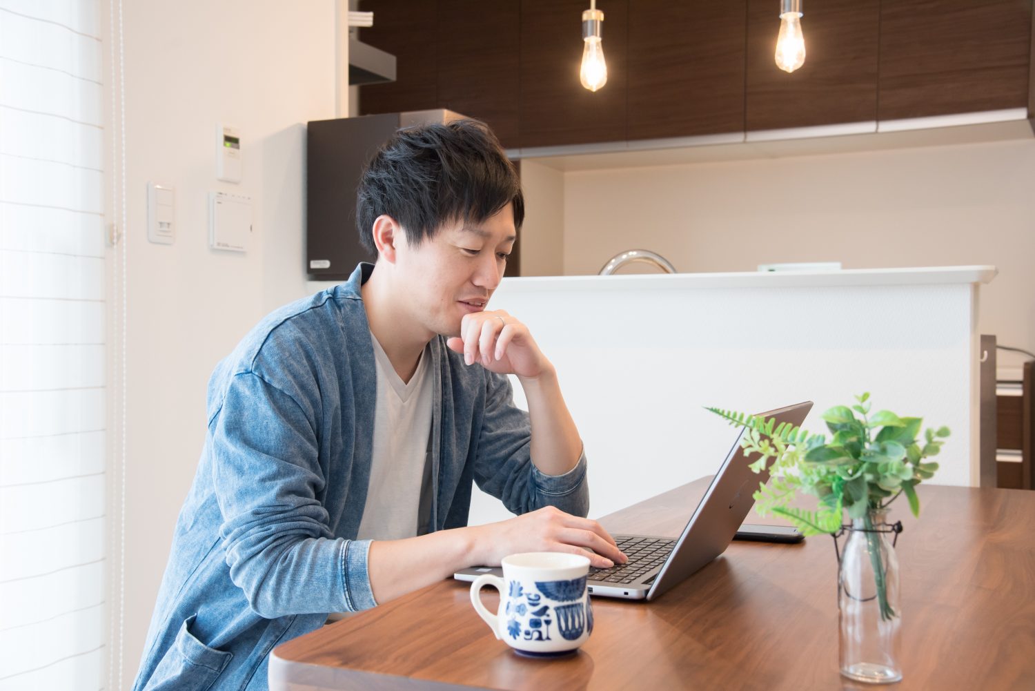 ビデオ通話ごしにお弁当を食べる彼