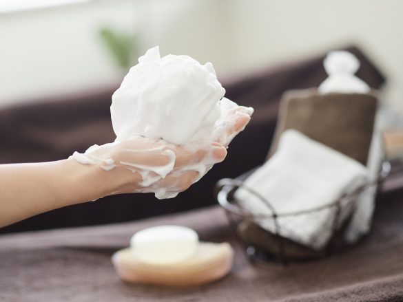 洗顔はこすらず、泡でプッシュする
