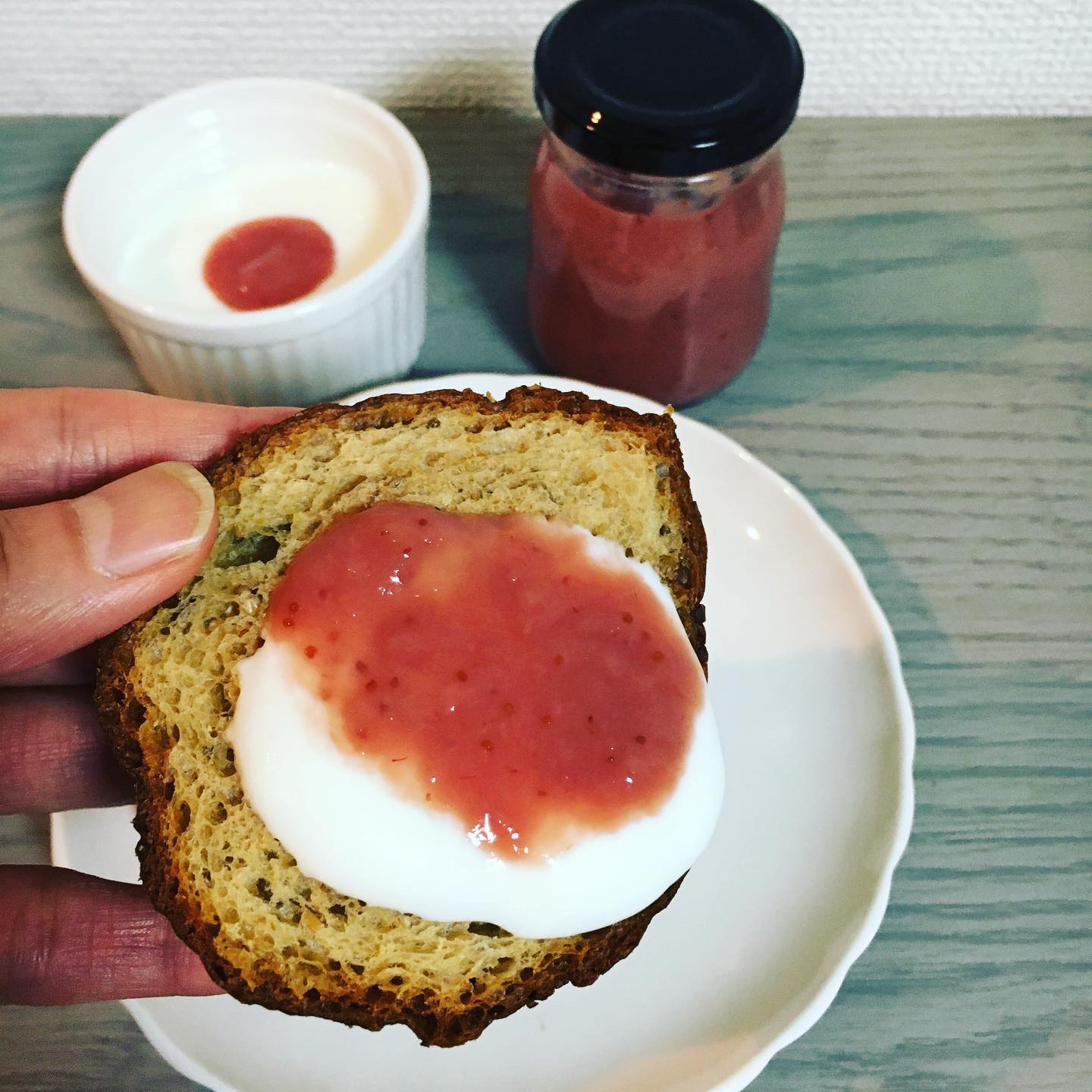 ヨーグルトと甘酒で作ったジャムをオン。。
