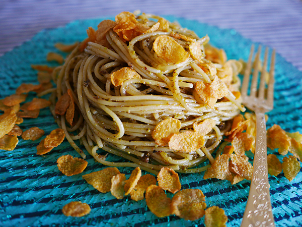 ピスタチオパスタに「コーンフレーク」