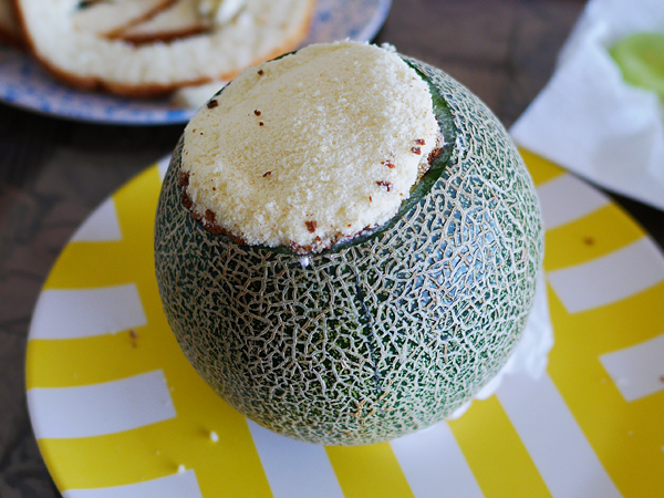 丸ごとメロンケーキ