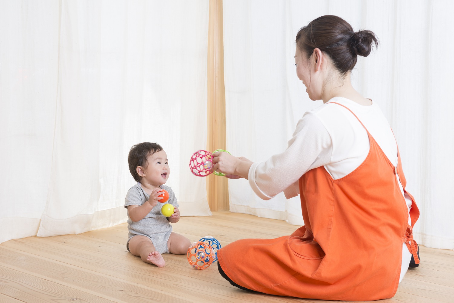 保育士と赤ちゃん