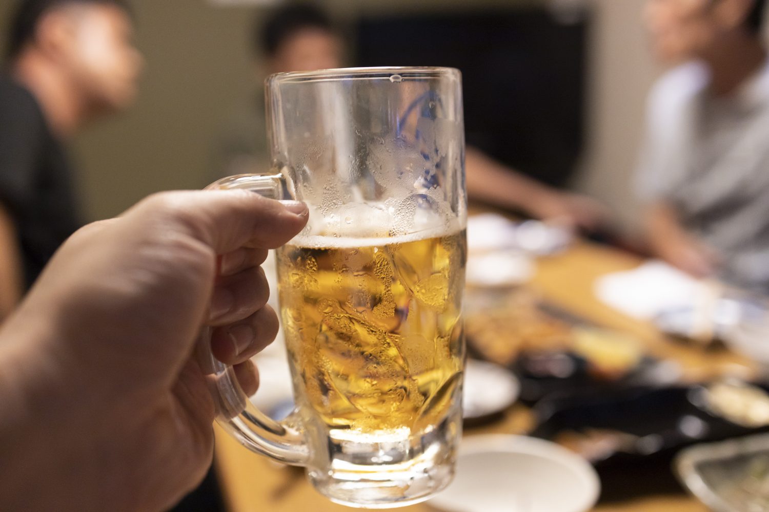 おじさんたちの「奢れ」コールが店内に響く