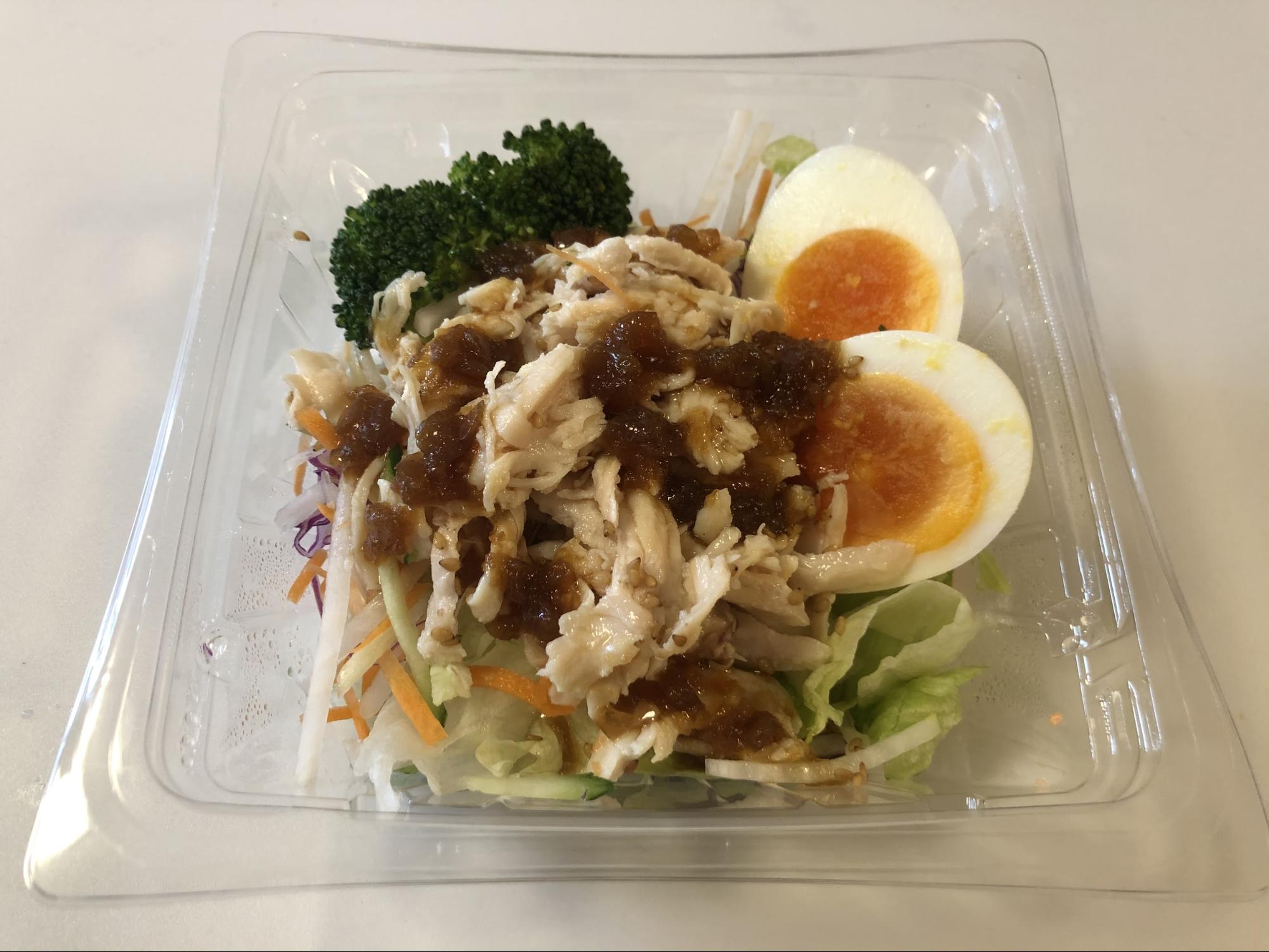 たんぱく質が摂れる鶏むね肉サラダ 398円（税抜）