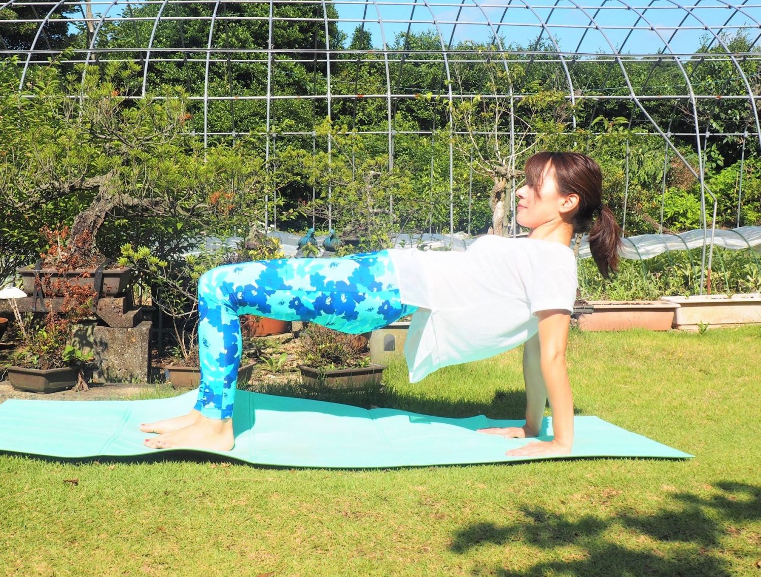 （2）手で床を押し、お尻を持ち上げる～30秒間キープ