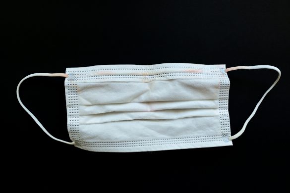 ファンデのついたマスクにドン引くイケメン