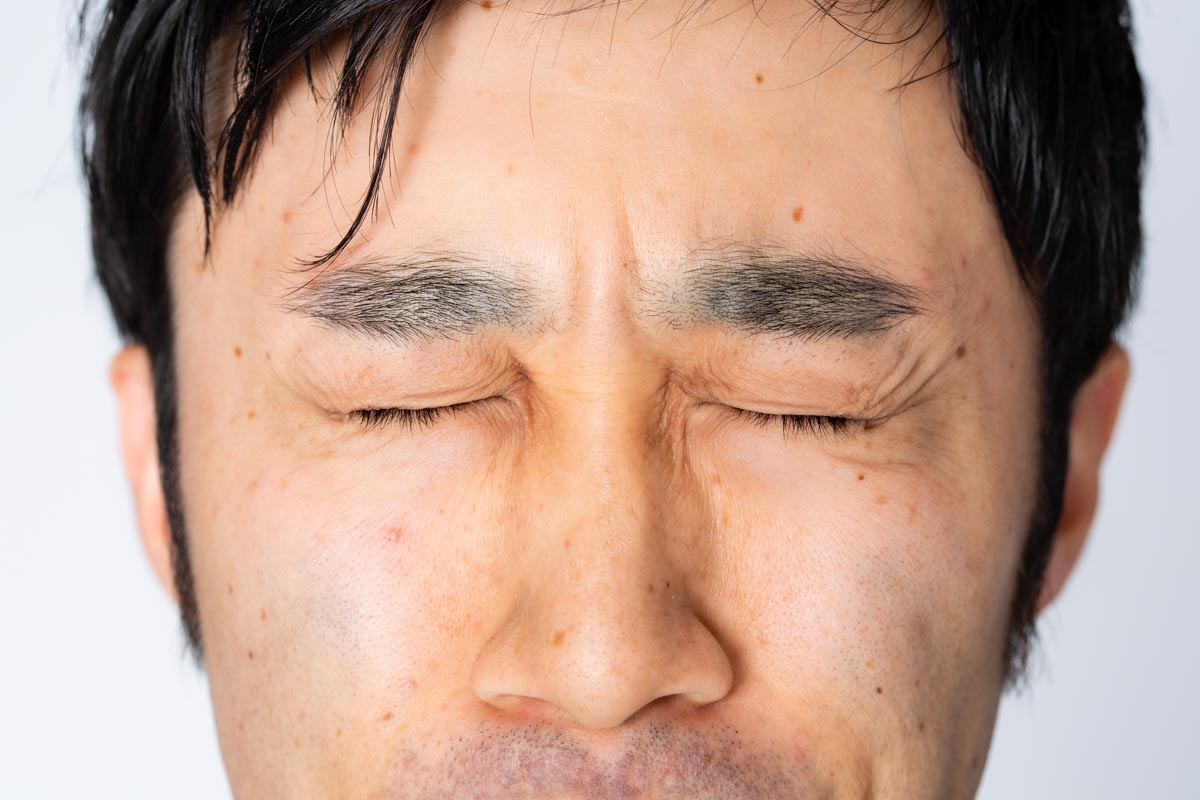 1. 目を強く瞑る(5秒程度キープ)