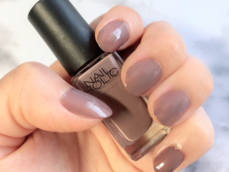 単色マットは大人の雰囲気「NAIL HOLIC」