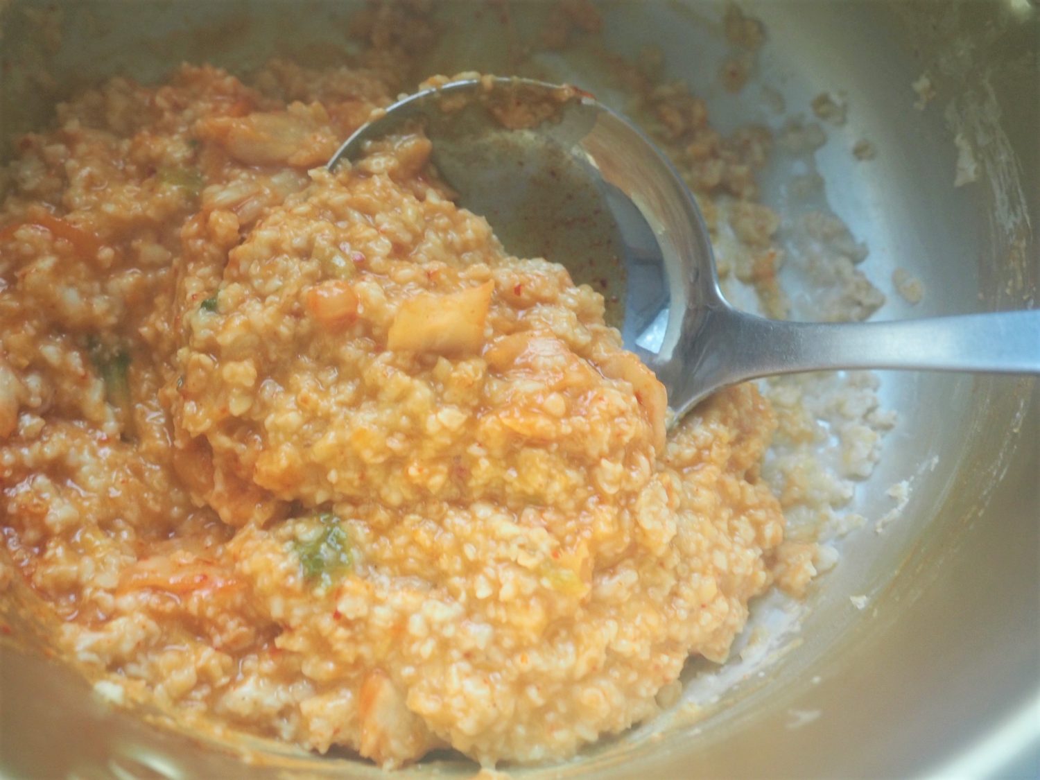 （2）とろみがついてきたらキムチとキムチの素を加え、最後にチーズを加えて煮込む