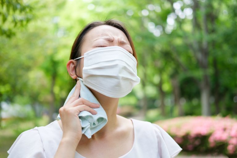 夏マスク、新型コロナウイルス、夏風邪、インフルエンザ女性