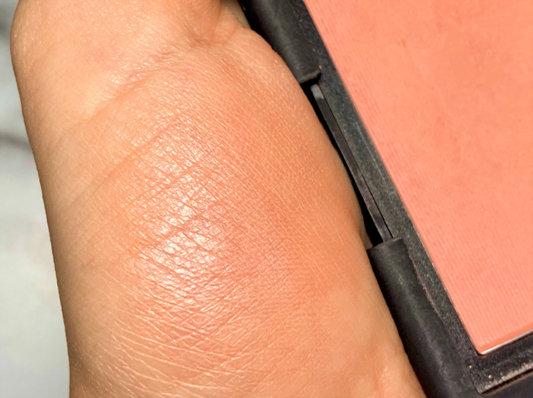 チークは少女を意識