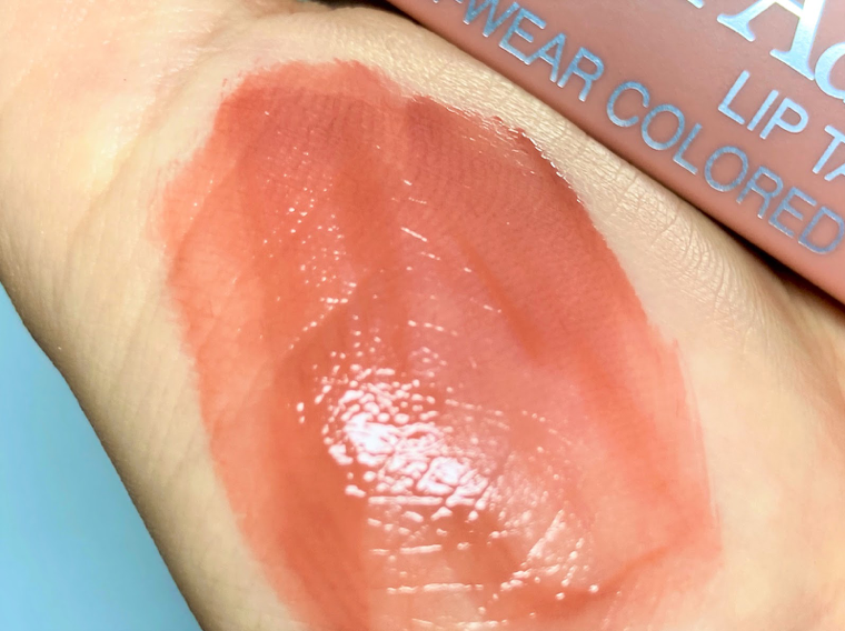 リップはツヤをプラスしてフレッシュ感を